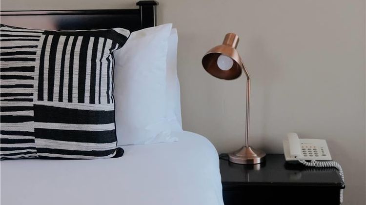 Q's Evander Hotel & Apartments Room