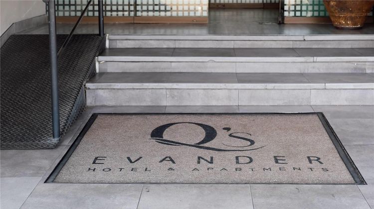 Q's Evander Hotel & Apartments Exterior
