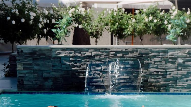 Q's Evander Hotel & Apartments Pool