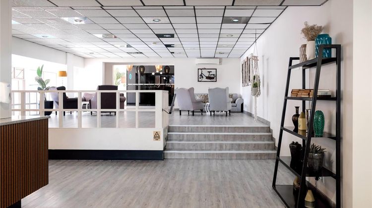 Q's Evander Hotel & Apartments Lobby
