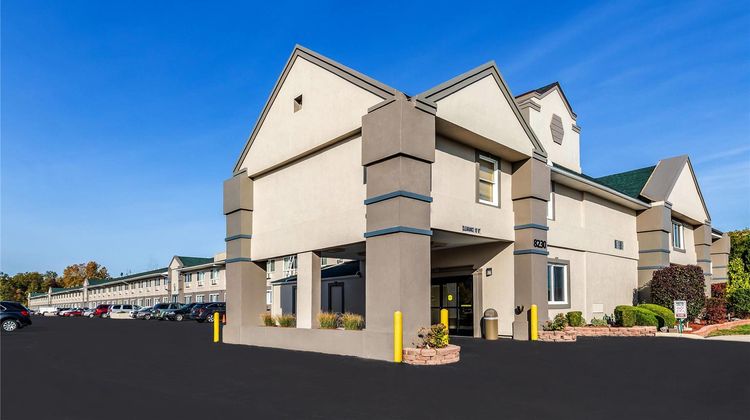 Hotel Detroit Airport Exterior