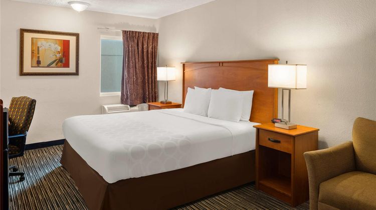 Hotel Detroit Airport Room