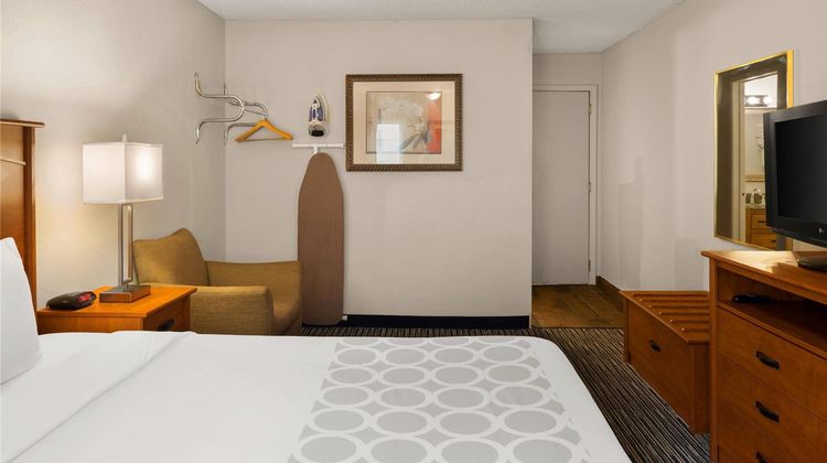 Hotel Detroit Airport Room