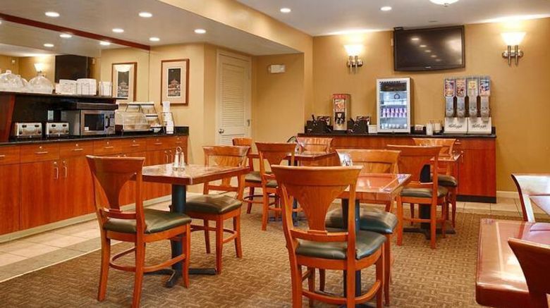 <b>Hotel Boston Restaurant</b>. Images powered by <a href="https://iceportal.shijigroup.com/" title="IcePortal" target="_blank">IcePortal</a>.