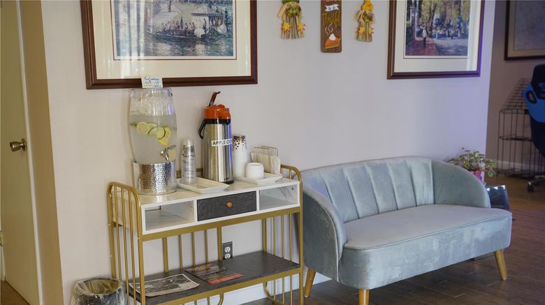 <b>Hotel Boston Lobby</b>. Images powered by <a href="https://iceportal.shijigroup.com/" title="IcePortal" target="_blank">IcePortal</a>.