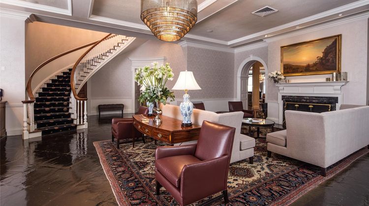Tidewater Inn Lobby