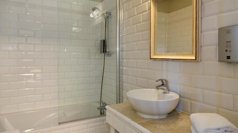 <b>Hotel des Chateaux Room</b>. Images powered by <a href="https://iceportal.shijigroup.com/" title="IcePortal" target="_blank">IcePortal</a>.