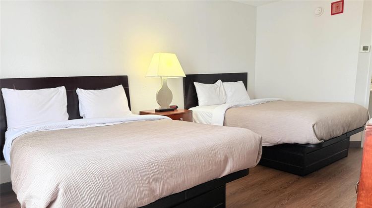 Travelodge by Wyndham Fort Wayne North Room