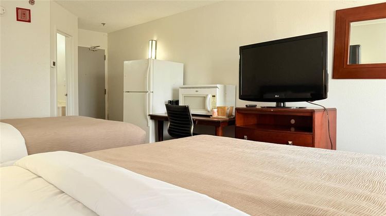 Travelodge by Wyndham Fort Wayne North Room