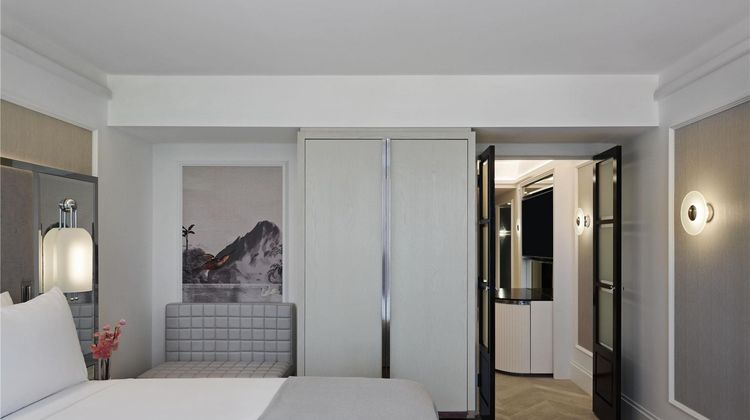 Royce Hotel Suite