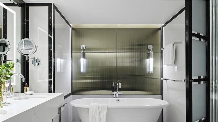 Royce Hotel Suite