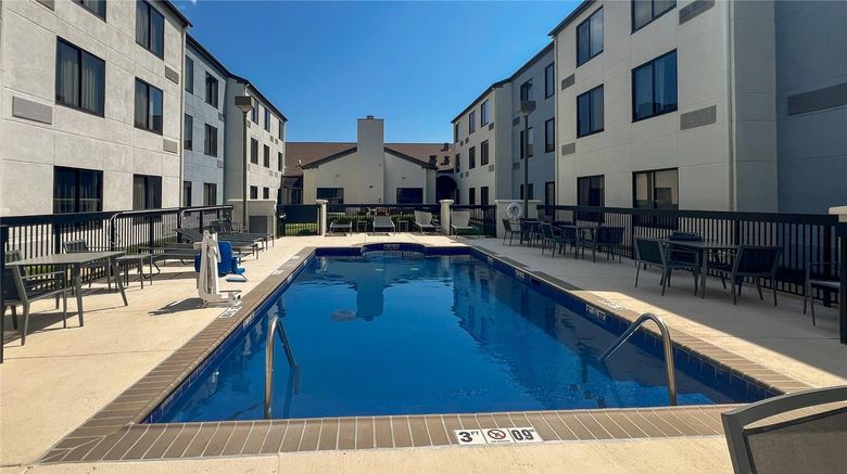 <b>Courtyard by Marriott Jackson Ridgeland Pool</b>. Images powered by <a href="https://iceportal.shijigroup.com/" title="IcePortal" target="_blank">IcePortal</a>.