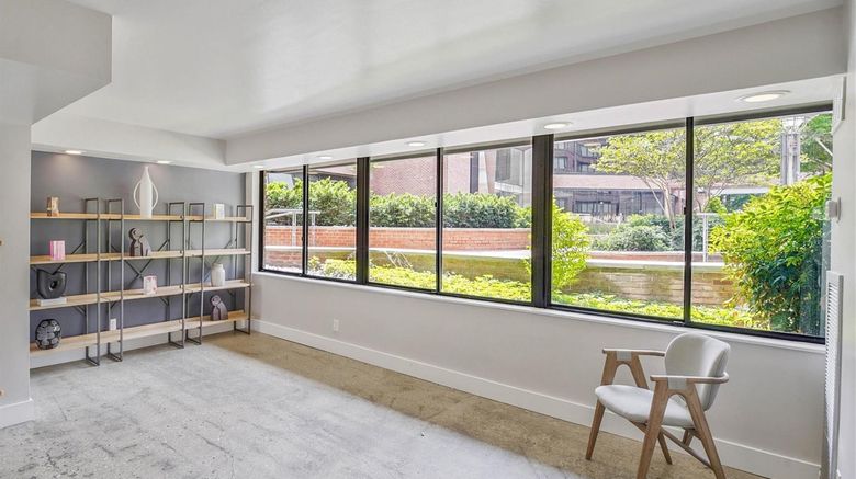 <b>Sonder Georgetown C&O Lobby</b>. Images powered by <a href="https://iceportal.shijigroup.com/" title="IcePortal" target="_blank">IcePortal</a>.