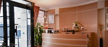 Des Deux Avenues Lobby