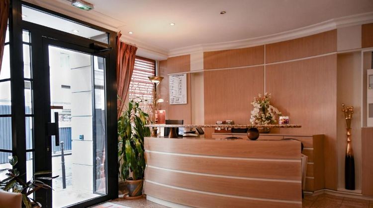 Des Deux Avenues Lobby