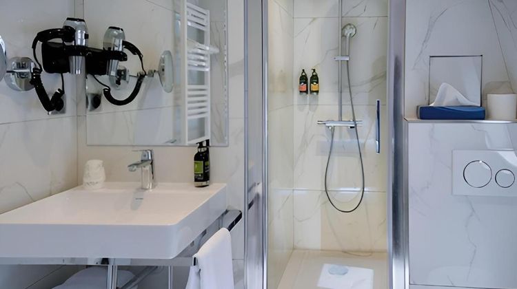Des Deux Avenues Room