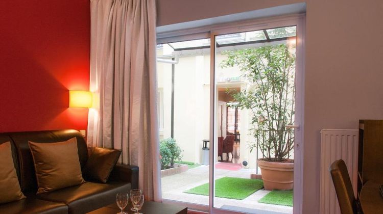 Des Deux Avenues Room