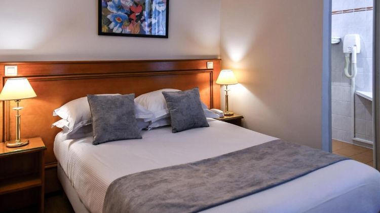 Des Deux Avenues Room