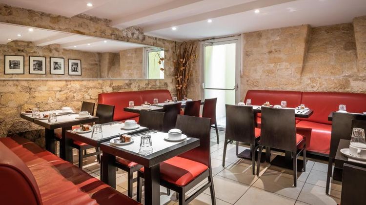 Des Deux Avenues Restaurant