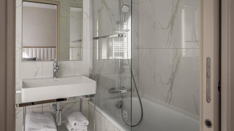 Des Deux Avenues Room