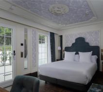Nicols Hotel Room