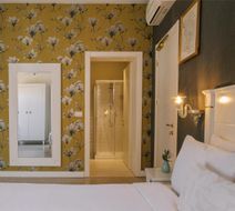 Sonder Salute Palace Room