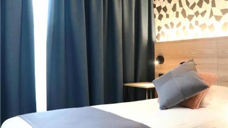 Univers Hotel Room