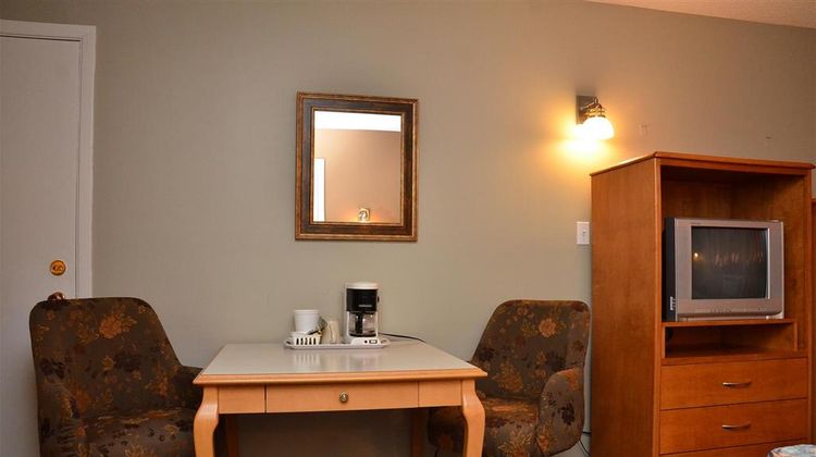 Canadas Best Value Inn Kelowna Room