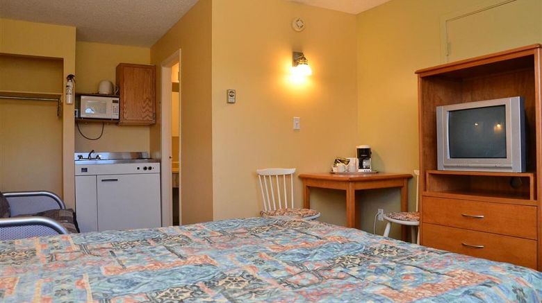 <b>Canadas Best Value Inn Kelowna Room</b>. Images powered by <a href="https://iceportal.shijigroup.com/" title="IcePortal" target="_blank">IcePortal</a>.
