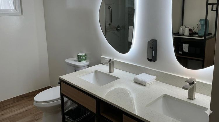 Americas Best Value Inn & Suites Anaheim Suite