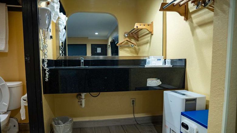 <b>Americas Best Value Inn Fort Myers Room</b>. Images powered by <a href="https://iceportal.shijigroup.com/" title="IcePortal" target="_blank">IcePortal</a>.