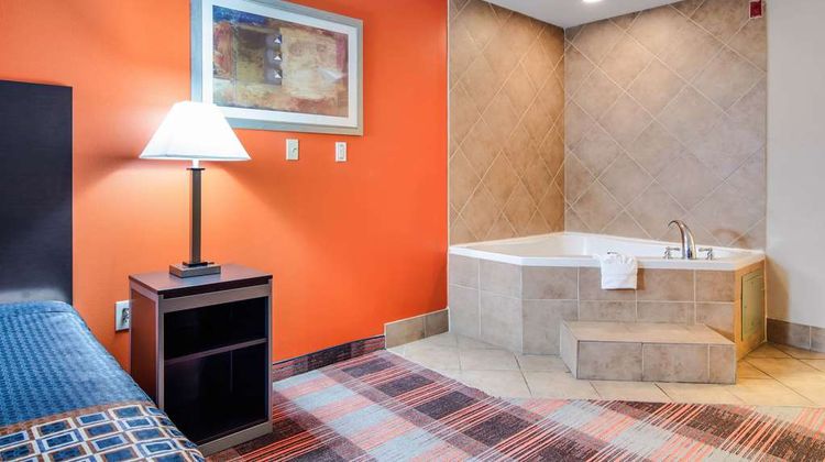 Americas Best Value Inn & Suites Suite