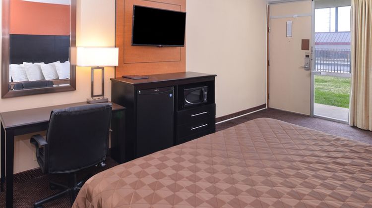 Americas Best Value Inn Collinsville Room