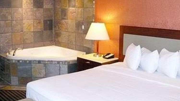 Lexington Inn & Suites NW Chicago Elgin Suite
