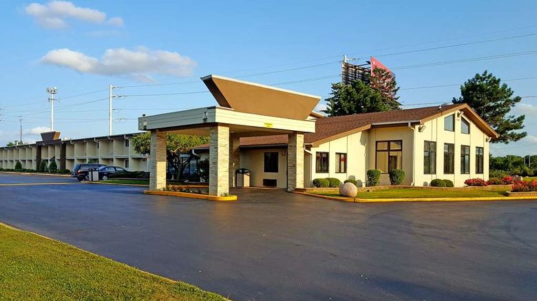 <b>Lexington Inn & Suites NW Chicago Elgin Exterior</b>. Images powered by <a href="https://iceportal.shijigroup.com/" title="IcePortal" target="_blank">IcePortal</a>.