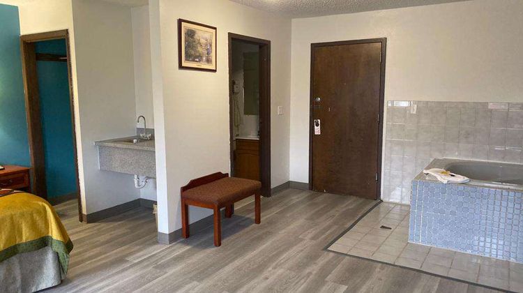 Americas Best Value Inn Suite