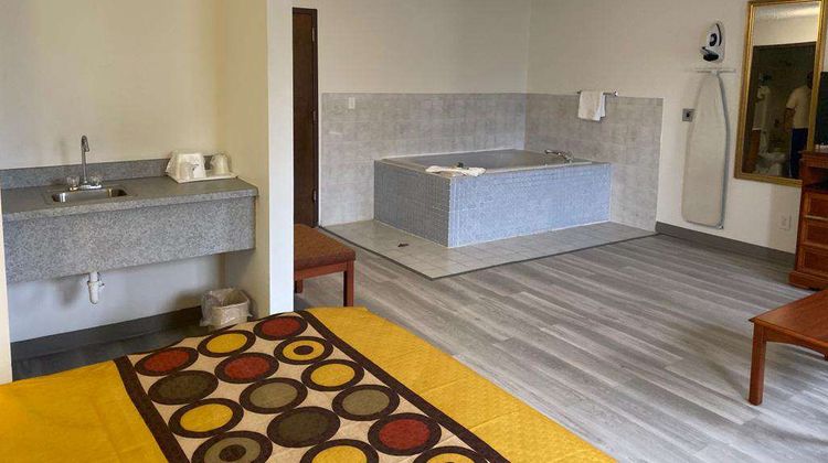 Americas Best Value Inn Suite