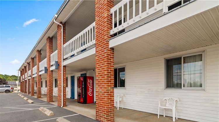 Americas Best Value Inn Exterior