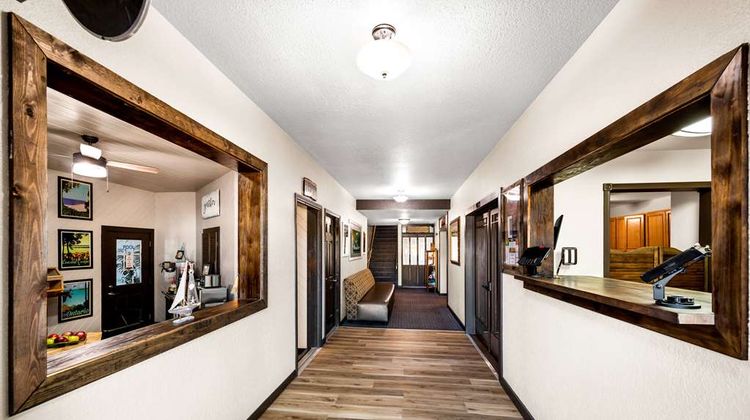 Americas Best Value Inn Marquette Lobby