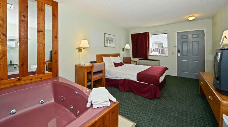 Americas Best Value Inn St Ignace Room