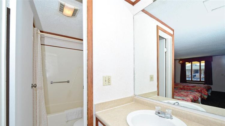 Americas Best Value Inn & Suites-Warren Room