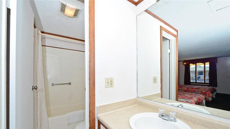 <b>Americas Best Value Inn & Suites-Warren Room</b>. Images powered by <a href="https://iceportal.shijigroup.com/" title="IcePortal" target="_blank">IcePortal</a>.