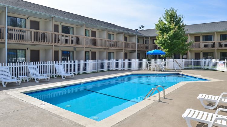 Americas Best Value Inn, Canton Pool