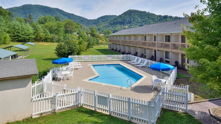 Americas Best Value Inn, Canton Pool
