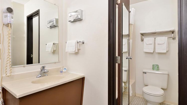 Americas Best Value Inn Sidney Suite