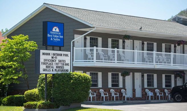 Adirondack Retreat Inn & Suites Exterior