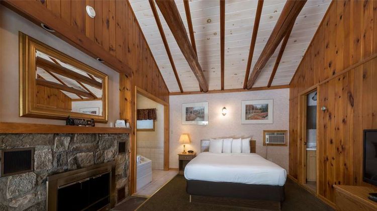 Adirondack Retreat Inn & Suites Suite