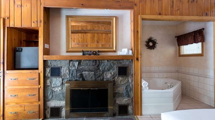 Adirondack Retreat Inn & Suites Suite