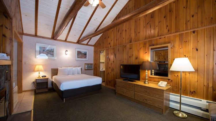 Adirondack Retreat Inn & Suites Suite