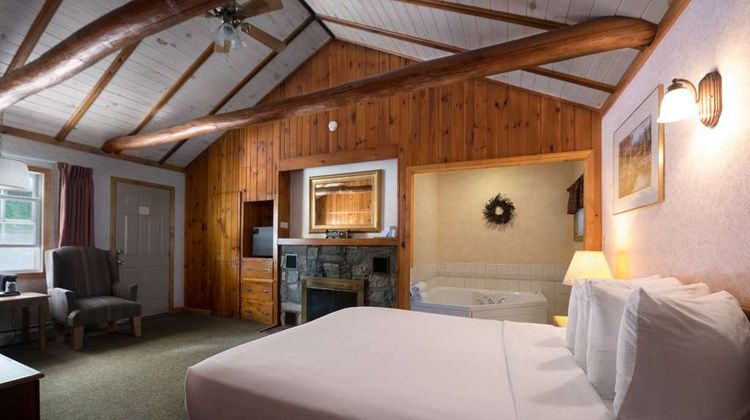 Adirondack Retreat Inn & Suites Suite